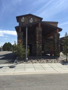 un edificio con una luz de la calle delante de él en Geyser Inn en West Yellowstone