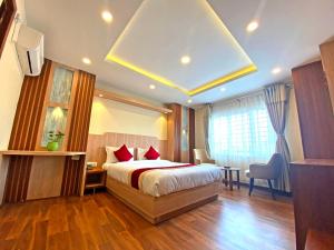 Cette chambre comprend un lit avec des oreillers rouges. dans l'établissement Hotel Nilakantha Pvt. Ltd, à Katmandou