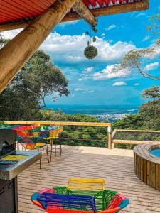 eine Terrasse mit Stühlen, einem Tisch und Aussicht in der Unterkunft Itawa Family Glamping & Ecoparque turístico in Villavicencio