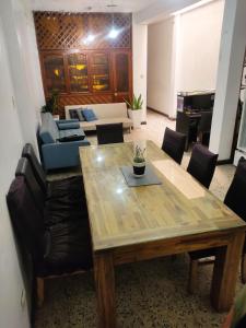 sala de estar con mesa y sofá en Casita Libertad Chorrillos, en Lima