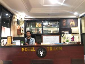 Un uomo seduto al bar in un ristorante di HOTEL TRILOK a Kathmandu