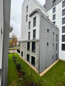 zewnętrzny widok budynku w obiekcie Superbe appartement de 51m2 à 10mn de Paris w mieście Boulogne-Billancourt