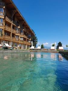Bazén v ubytování Rustic Spa at Pirin Golf nebo v jeho okolí
