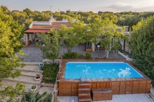 een bovenaanzicht van een huis met een zwembad bij Sunshine House - Ostuni BB di Antonella in Ceglie Messapica