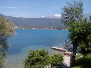 uma vista para um lago com montanhas ao fundo em Apartmani Miholjska prevlaka em Tivat