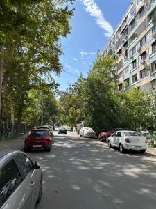 uma rua com carros estacionados na berma da estrada em 1 Bedroom stylish apartment in TSUM em Tashkent