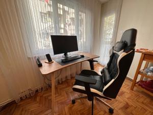 een bureau met een computermonitor en een stoel bij Business & LongStay Apartment - WorkDesk - Pendik Marina - Metro - SAW in Istanbul