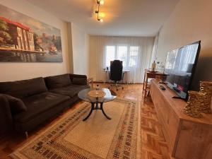 een woonkamer met een bank en een tafel bij Business & LongStay Apartment - WorkDesk - Pendik Marina - Metro - SAW in Istanbul