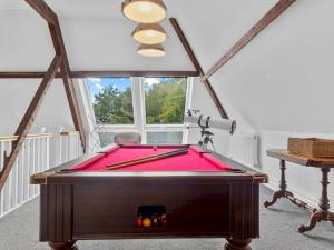 uma sala de snooker com uma mesa de bilhar em Pass the Keys Yew Tree Stunning Apartment with Sea View em Grange Over Sands