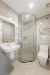 e bagno con servizi igienici, lavandino e doccia. di Big Promo 20% Luxury 2BR Apt - City Skyline View ad Ho Chi Minh
