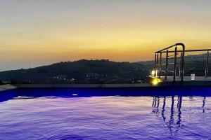 Billede fra billedgalleriet på Farmhouse with Pool and Breathtaking Views i Amman