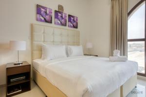 Posteľ alebo postele v izbe v ubytovaní Elegant Studio at DAMAC Lincoln Park A Arjan-Dubailand by Deluxe Holiday Homes