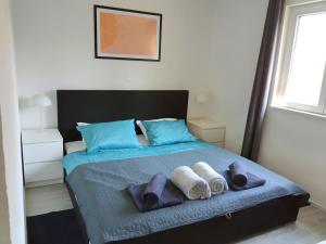 een slaapkamer met een bed met handdoeken erop bij Apartment Valentino in Vabriga