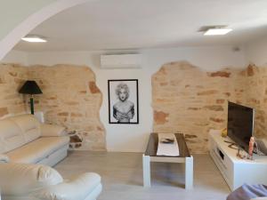 a living room with a couch and a tv at Apartment Valentino in Vabriga