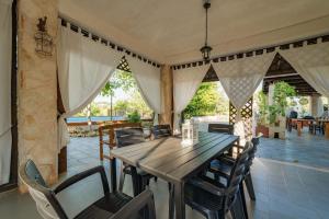 een eetkamer met een houten tafel en stoelen bij Sunshine House - Ostuni BB di Antonella in Ceglie Messapica