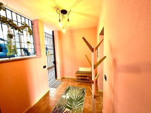 un pasillo con una escalera en una casa con paredes de color naranja en L'appartamento di Alessandra, en Verbania