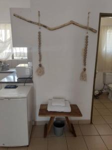 eine Küche mit einer Theke und einem Tisch darin in der Unterkunft Whimsical in Groutfontein