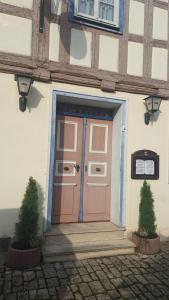 une porte d'entrée d'une maison avec une porte rose dans l'établissement Gasthaus "Garni" Am Viehmarkt, 