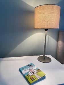 un libro sentado sobre una mesa junto a una lámpara en NEW pet friendly holiday home, sleeps 6, Stromness, en Stromness