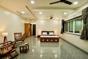 パンチガニにあるAksha Villaのベッドルーム1室(ベッド1台付)、リビングルームが備わります。