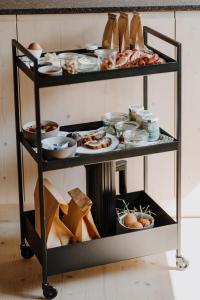 czarna półka z jedzeniem na górze w obiekcie ATTO - Suites & Cuisine w mieście San Candido
