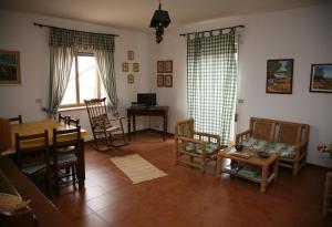 ein Wohnzimmer mit einem Tisch und Stühlen in der Unterkunft Agriturismo Casalino dei Francesi in Montalto di Castro