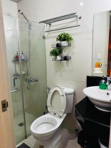 La salle de bains est pourvue d'une douche, de toilettes et d'un lavabo. dans l'établissement One Bedroom Unit across NAIA Terminal 3 Airport, à Manille