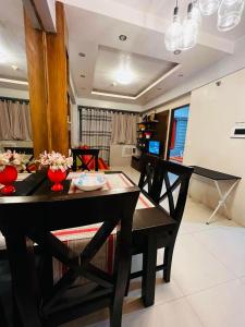une salle à manger avec une table et un salon dans l'établissement One Bedroom Unit across NAIA Terminal 3 Airport, à Manille