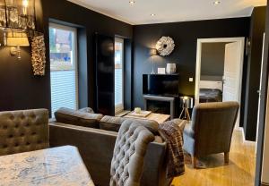 ブラウンラーゲにあるcountry-suites by verdino LIVING - Apartments & Privatzimmerのリビングルーム(ソファ、テーブル付)