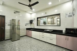 una cucina con frigorifero e piano di lavoro di Aksha Villa a Panchgani