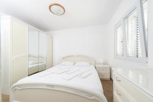 Un pat sau paturi într-o cameră la Apartment X Budva Boulevard