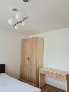 una camera con letto e armadio in legno di MyHomeInMünchen a Monaco