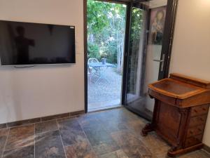TV a/nebo společenská místnost v ubytování le jardin