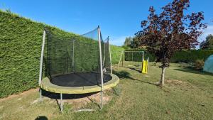 een trampoline met een net in een tuin bij Chez Axeline in Châtillon-sur-Cher