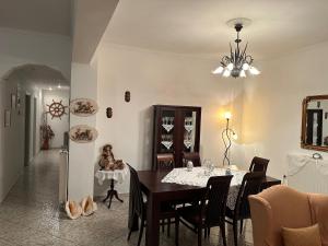 YimnónVilla Vaso的一间带桌椅和吊灯的用餐室