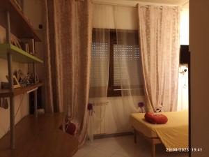 a small bedroom with a bed and a window at la casa che vorresti in Fonte Nuova