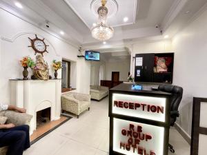 una sala d'attesa con reception e sala d'attesa di CENTRAL HOTEL by RB group Mall Road-prime-location in-front-of-naini-lake hygiene-and-spacious-room a Nainital