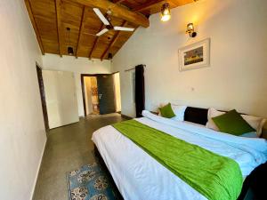 een slaapkamer met een groot bed in een kamer bij CENTRAL HOTEL by RB group Mall Road-prime-location in-front-of-naini-lake hygiene-and-spacious-room in Nainital