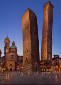 San Carlo House في Castel Guelfo di Bologna: برجين طويلين امام مبنى