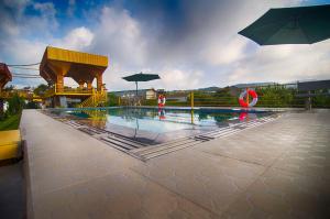 Bazén v ubytování Hoa Mây Hotel nebo v jeho okolí + 17 fotografií