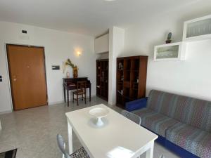 een woonkamer met een bank en een tafel bij Casa Lia in Fisciano