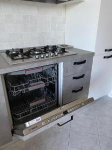 een keuken met een fornuis en een open oven bij Casa Lia in Fisciano