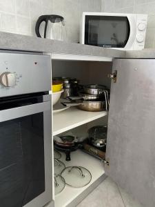 une cuisine avec un four micro-ondes et quelques casseroles et poêles dans l'établissement Casa Lia, à Fisciano
