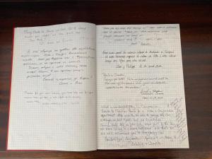 un livre ouvert avec écriture manuelle sur les pages dans l'établissement Casa Lia, à Fisciano