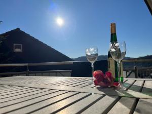 Una botella de vino y dos copas en una mesa. en Ferienwohnung Mosel en Niederfell
