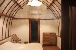 Giường trong phòng chung tại OUTSIDE bungalow
