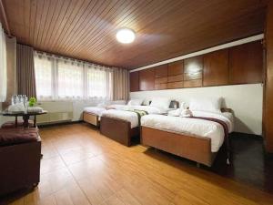 1 dormitorio con 2 camas en una habitación en Lanaro House, en Chiang Mai
