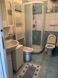 Un baño con lavabo, inodoro y ducha. en VILLA a MARE, en Villammare