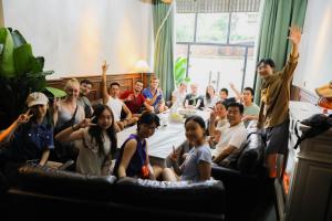 Tetamu yang menginap di SONDERIA Lazybones Hostel- Wenshu Temple Side, Chill Hostel with All-Day Brunch, Travel Agency in English & Local Bar Vibes