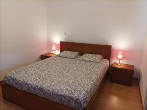 1 dormitorio con 1 cama y 2 lámparas en las mesas en Casa da Escola, en Paredes de Coura